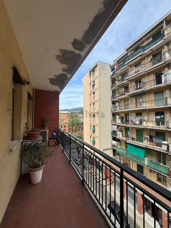 appartamento in vendita a Genova in zona Sestri Ponente