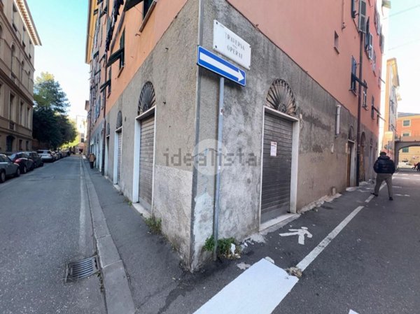 locale commerciale in vendita a Genova in zona Sestri Ponente