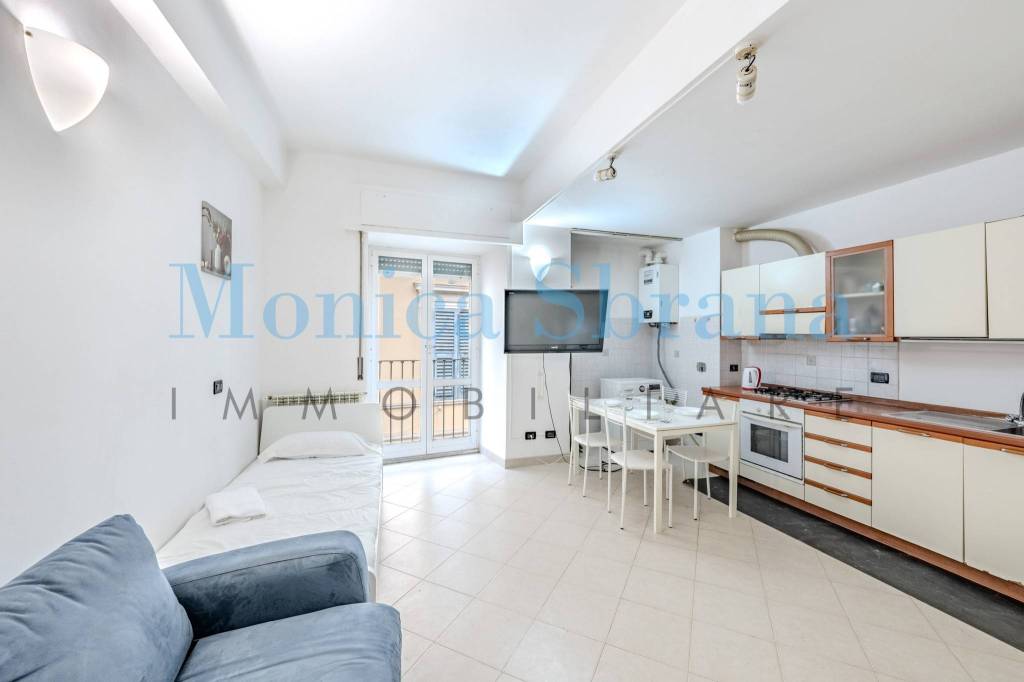 appartamento in vendita a Genova in zona Sottoripa / Maddalena / Molo