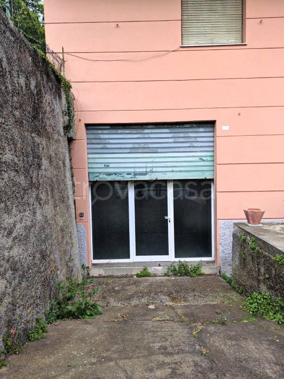 locale commerciale in vendita a Genova in zona Struppa