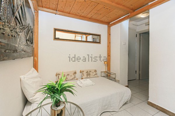 appartamento in vendita a Genova in zona Sottoripa / Maddalena / Molo