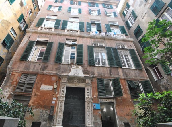 appartamento in vendita a Genova in zona Sottoripa / Maddalena / Molo