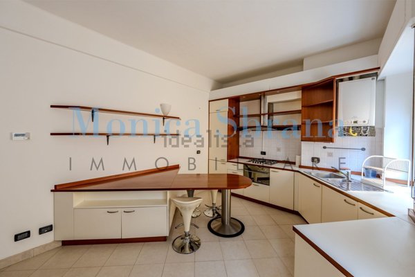 appartamento in vendita a Genova in zona Sottoripa / Maddalena / Molo