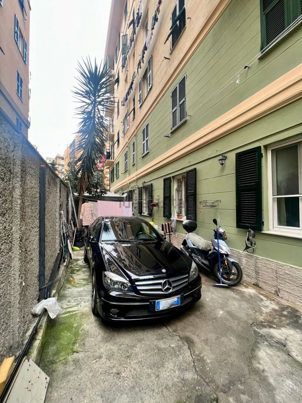 appartamento in vendita a Genova in zona Sottoripa / Maddalena / Molo