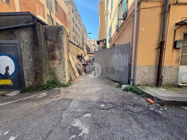 locale di sgombero in vendita a Genova in zona Cornigliano