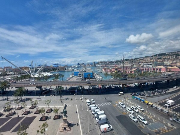 appartamento in vendita a Genova in zona Sottoripa / Maddalena / Molo
