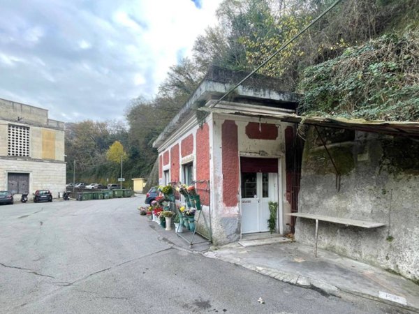 negozio in vendita a Genova in zona Rivarolo