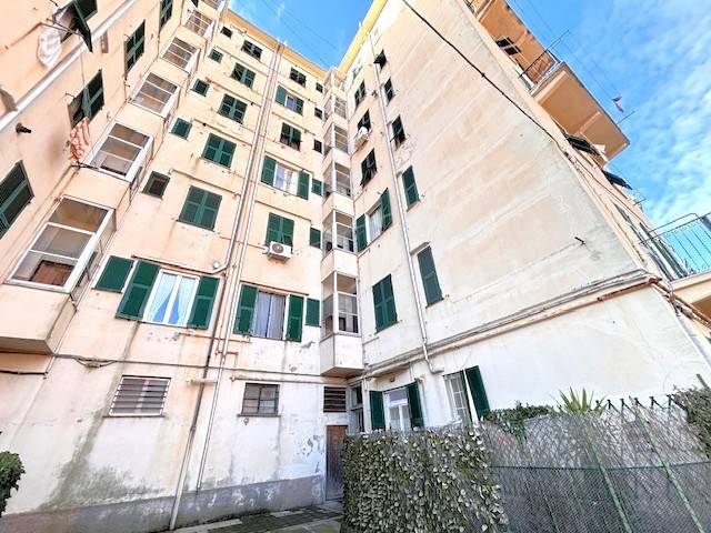 locale commerciale in vendita a Genova in zona Staglieno