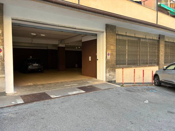 locale commerciale in vendita a Genova in zona Sampierdarena