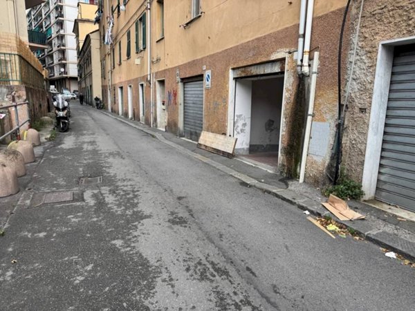 locale di sgombero in vendita a Genova in zona Sampierdarena