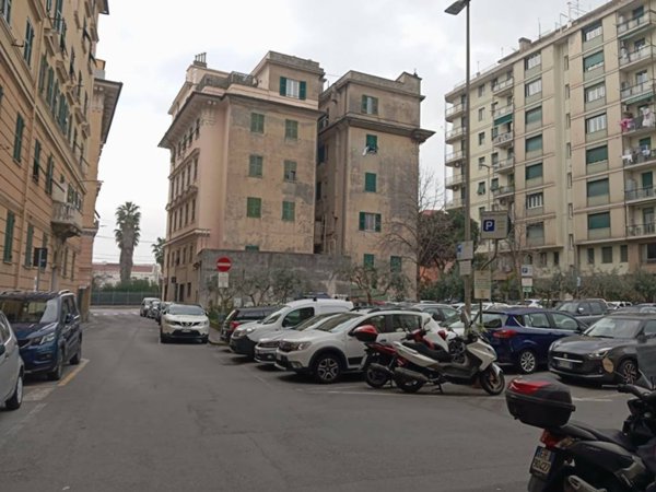 locale commerciale in vendita a Genova in zona Sampierdarena