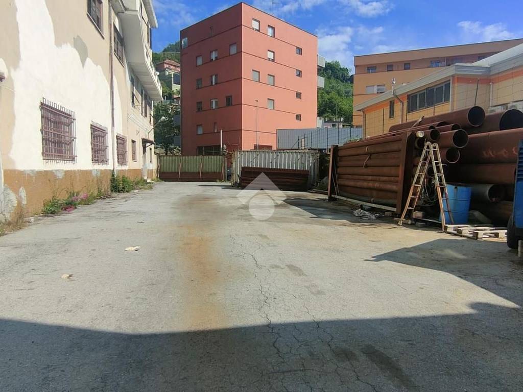 capannone in vendita a Genova in zona Rivarolo
