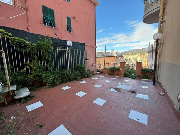 appartamento in vendita a Genova in zona Sestri Ponente