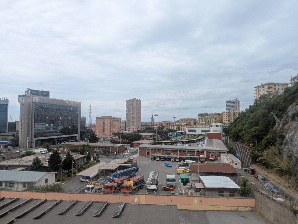 ufficio in vendita a Genova in zona Sampierdarena