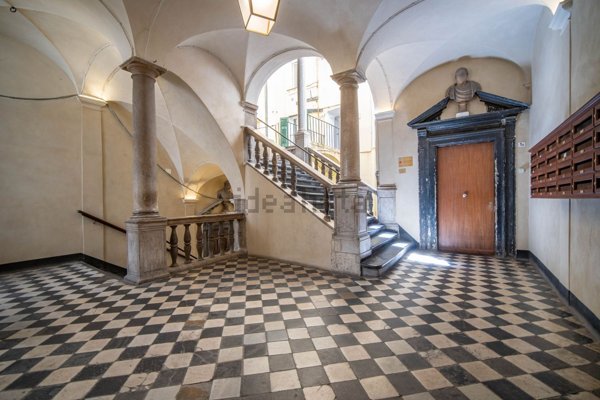appartamento in vendita a Genova in zona Sottoripa / Maddalena / Molo