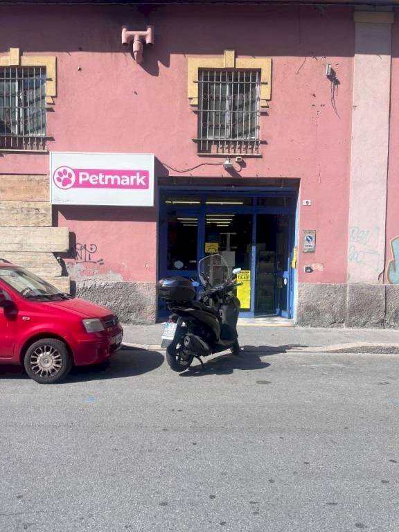 locale commerciale in vendita a Genova in zona Sestri Ponente