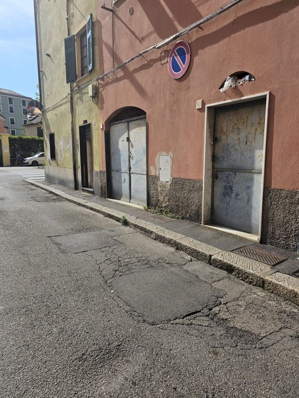 locale di sgombero in vendita a Genova in zona Sestri Ponente