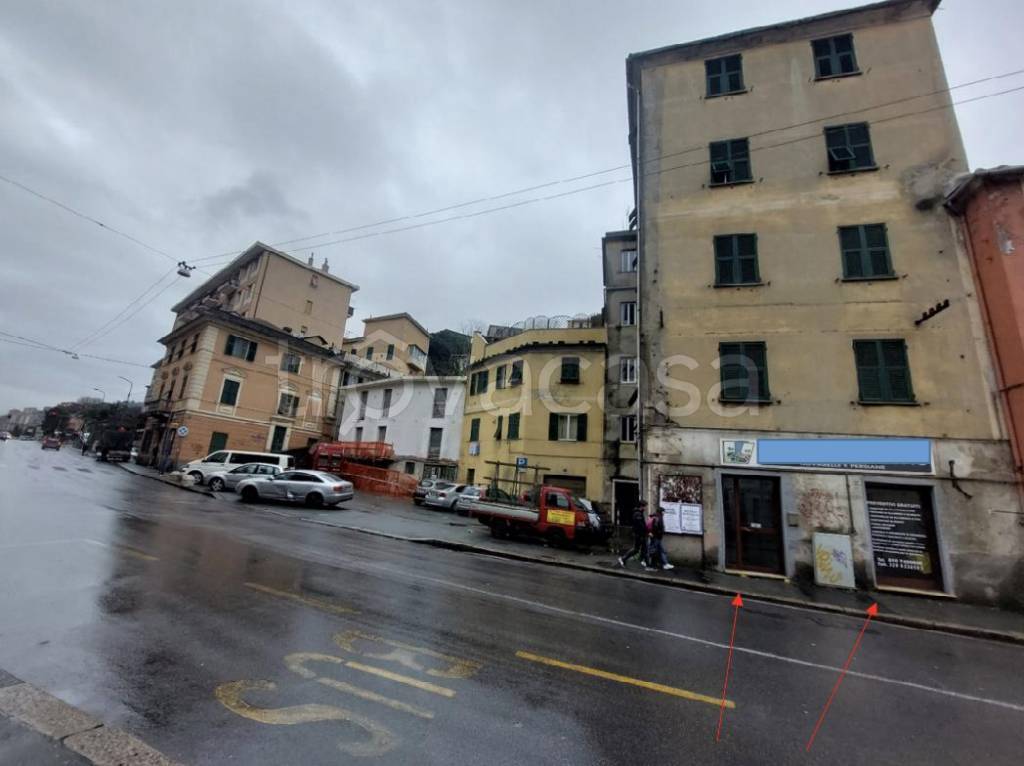 negozio in vendita a Genova in zona Rivarolo