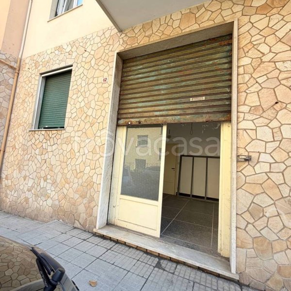 locale commerciale in vendita a Genova in zona Sestri Ponente