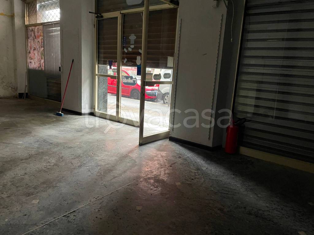 negozio in vendita a Genova in zona Sampierdarena