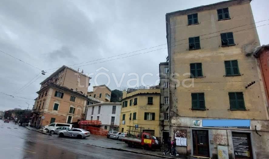 locale commerciale in vendita a Genova in zona Rivarolo