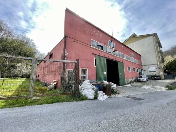 locale commerciale in vendita a Genova in zona Sturla