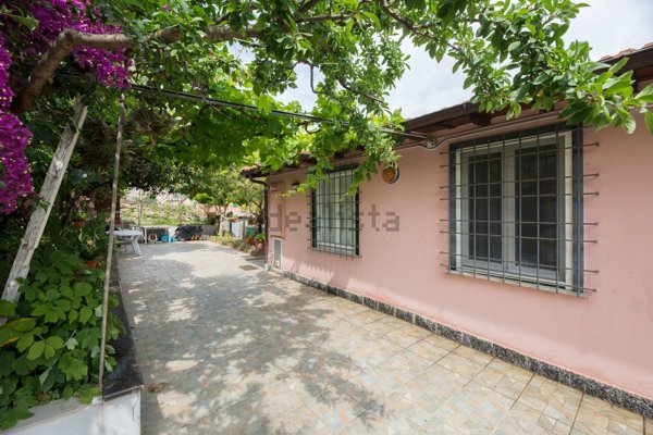 casa indipendente in vendita a Genova in zona Molassana