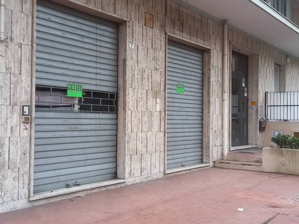 negozio in vendita a Genova in zona Sestri Ponente