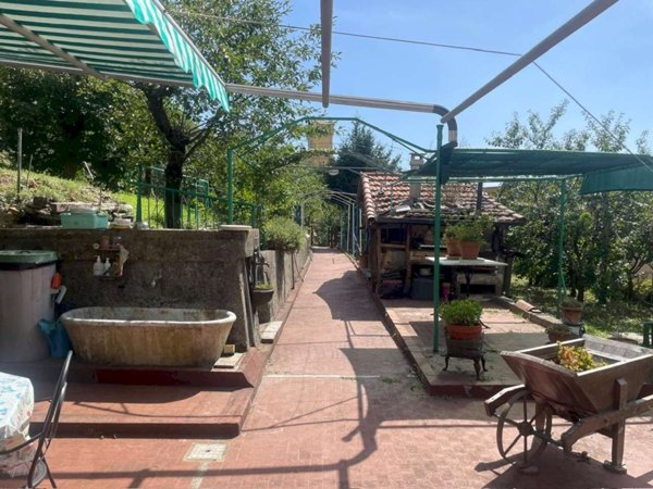 casa indipendente in vendita a Genova in zona San Gottardo/Sant'Eusebio