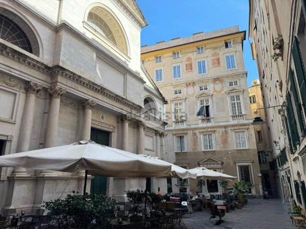 appartamento in vendita a Genova in zona Sottoripa / Maddalena / Molo