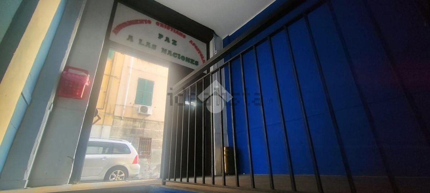 locale di sgombero in vendita a Genova in zona Sampierdarena
