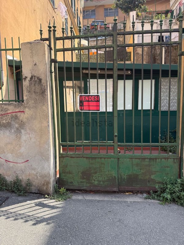 negozio in vendita a Genova in zona Lagaccio / Granarolo