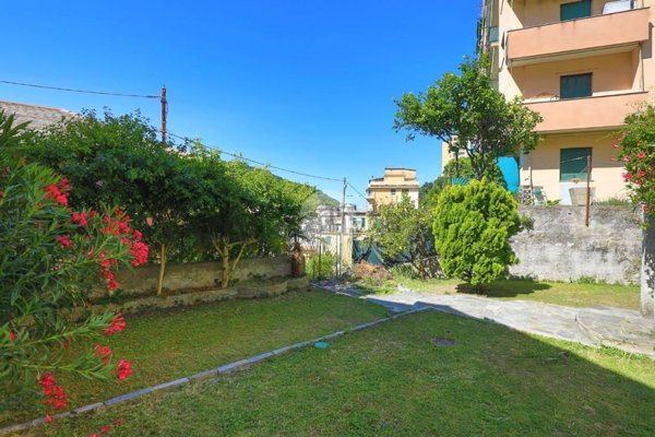 casa indipendente in vendita a Genova in zona Quezzi