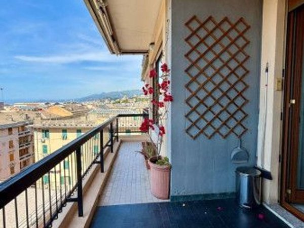 appartamento in vendita a Genova in zona Sestri Ponente