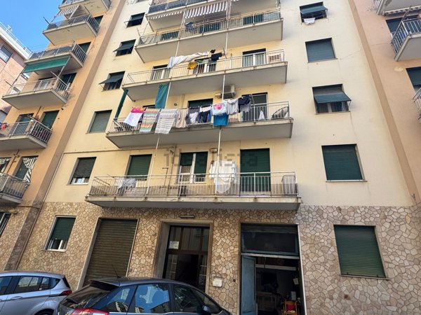 locale di sgombero in vendita a Genova in zona Sestri Ponente