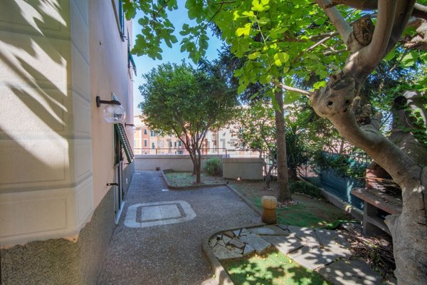 appartamento in vendita a Genova in zona Quarto dei Mille