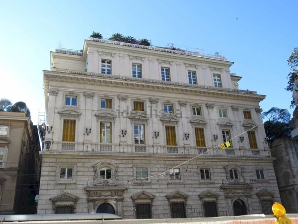 appartamento in vendita a Genova in zona Sottoripa / Maddalena / Molo