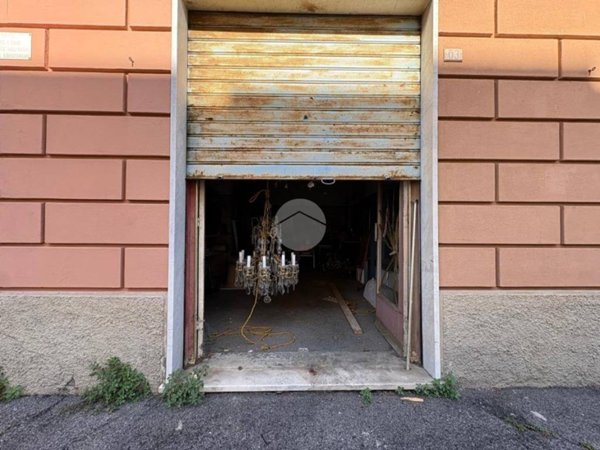 negozio in vendita a Genova in zona Sestri Ponente