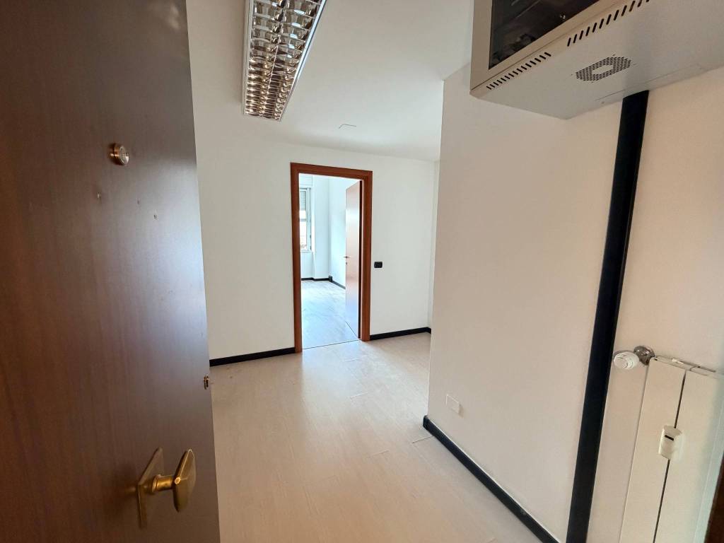 ufficio in vendita a Genova in zona Sampierdarena