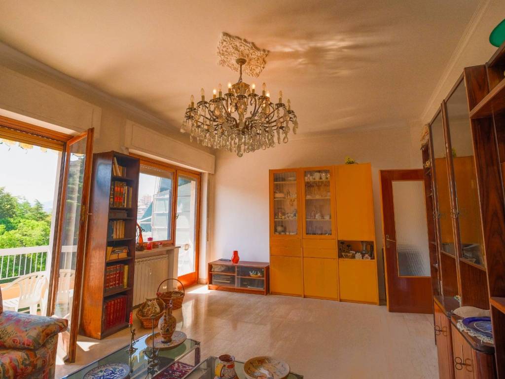appartamento in vendita a Genova in zona Quarto dei Mille