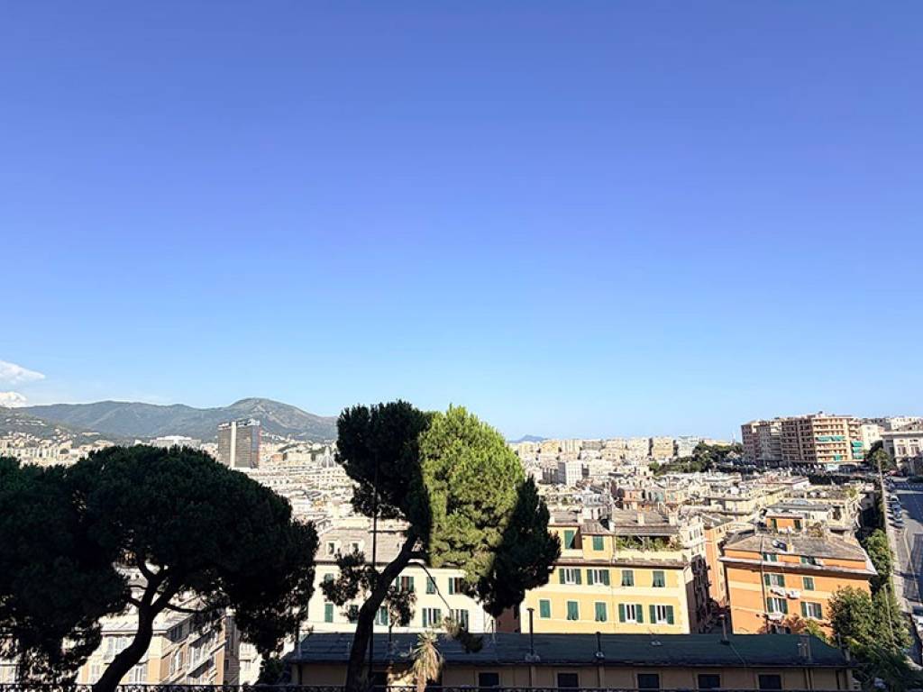 appartamento in vendita a Genova in zona Carignano