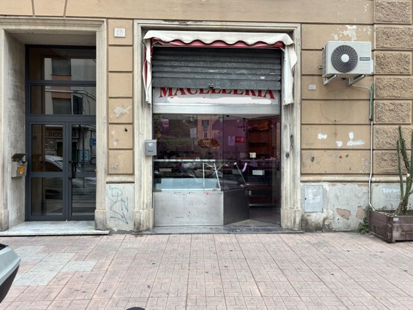 locale commerciale in vendita a Genova in zona Molassana