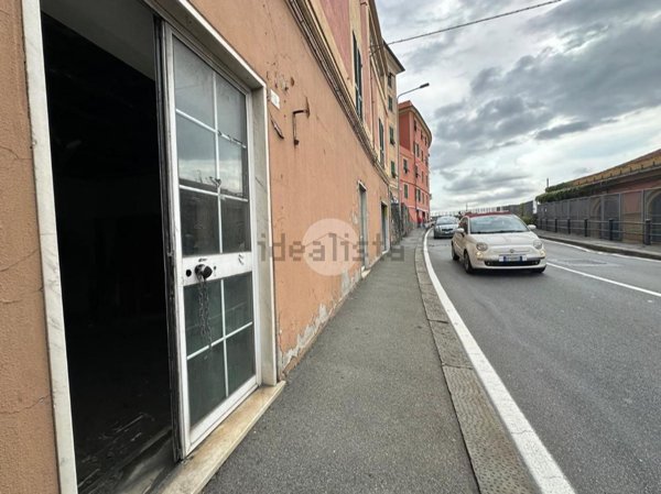 negozio in vendita a Genova in zona Voltri
