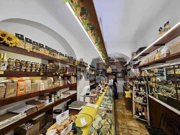 negozio in vendita a Genova in zona Marassi