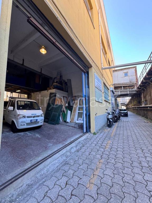locale commerciale in vendita a Genova in zona Rivarolo