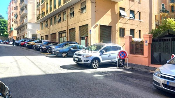 locale commerciale in vendita a Genova in zona Sestri Ponente