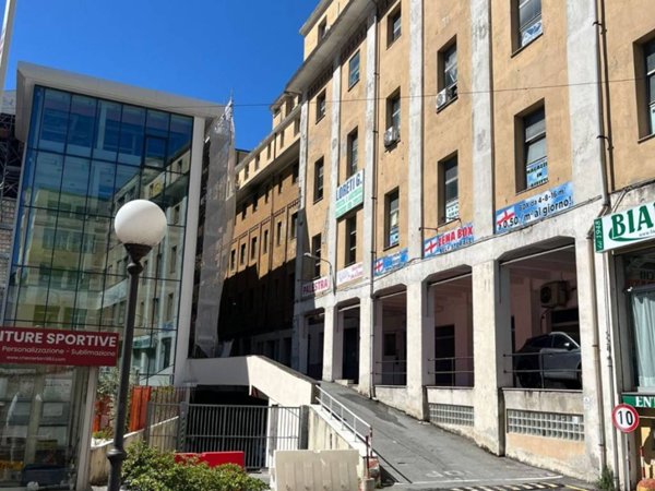 locale commerciale in vendita a Genova in zona Bolzaneto