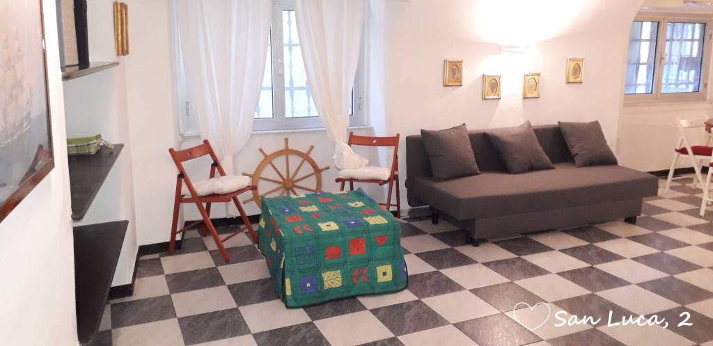 appartamento in vendita a Genova in zona Sottoripa / Maddalena / Molo