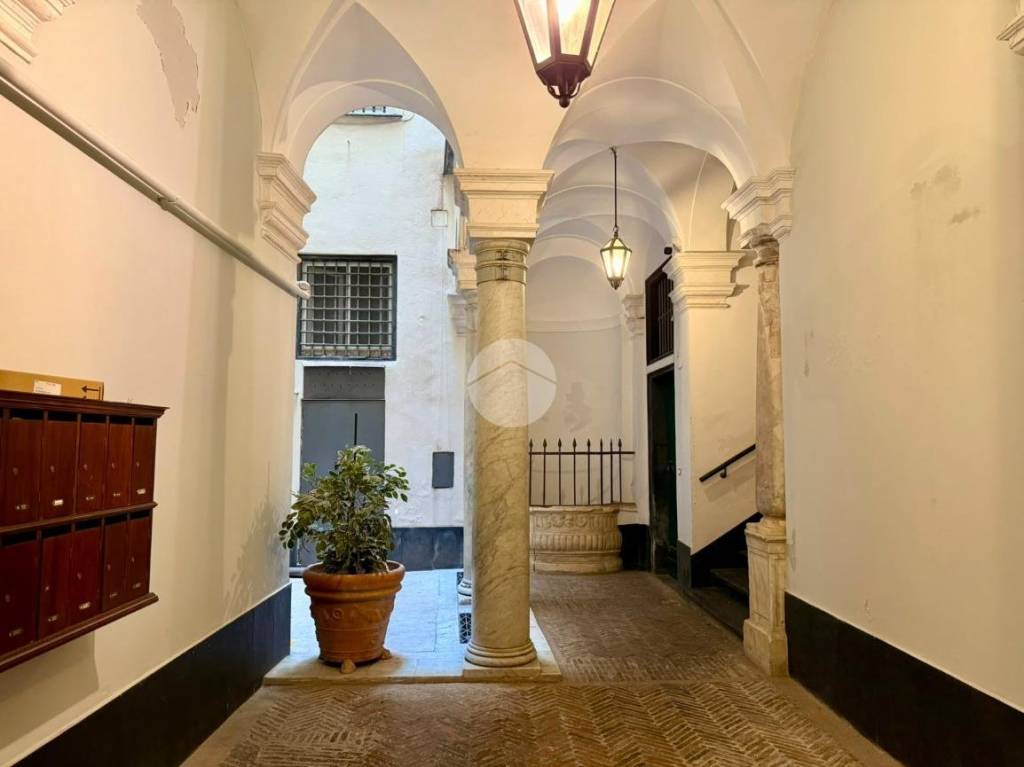 appartamento in vendita a Genova in zona Sottoripa / Maddalena / Molo