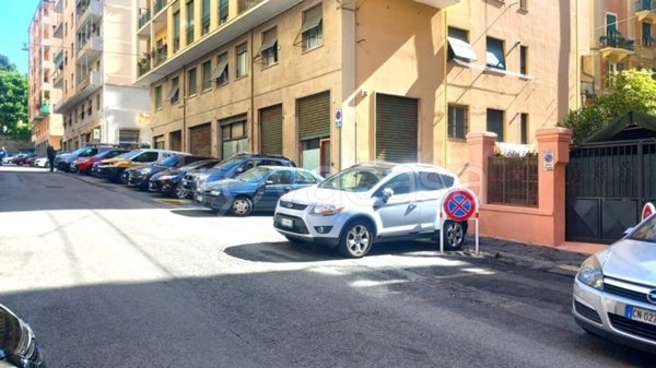 locale commerciale in vendita a Genova in zona Sestri Ponente